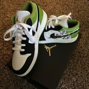 Never worn just tried on. Size 7Y WHITE BLACK Altitude Green original packaging